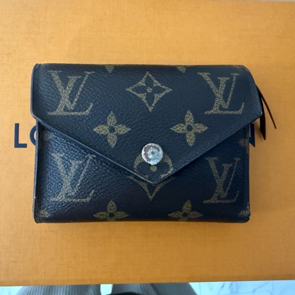 Louis Vuitton Black and Brown Monogram Card Holder - Picture 1 of 10